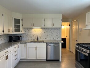 608 Maple St in Bloomington, IL - Building Photo - Building Photo