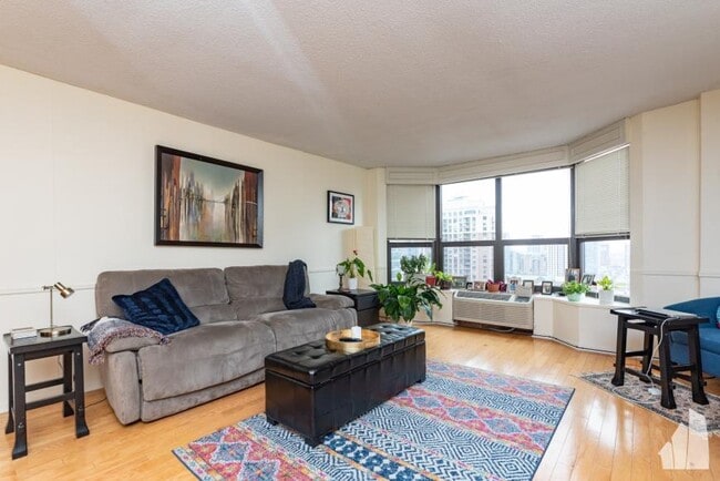 property at 899 S Plymouth Ct