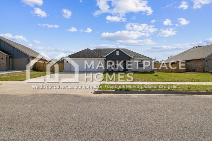 168 N Adler Ave in Farmington, AR - Foto de edificio