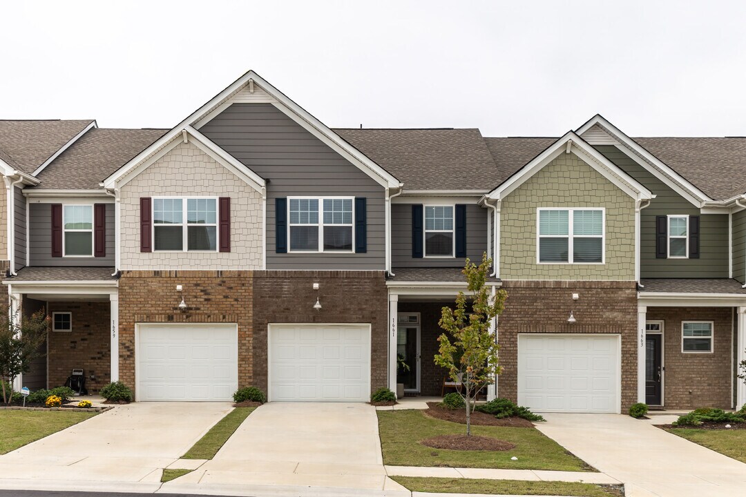 1661 Corwin Bend Rd in Tega Cay, SC - Building Photo