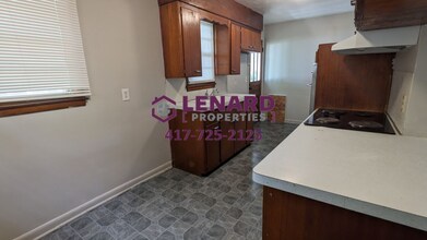 241 E Jefferson St in Marshfield, MO - Building Photo - Building Photo