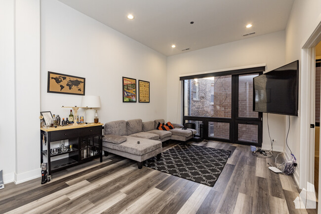 2256 N Clark St, Unit 404 in Chicago, IL - Foto de edificio - Building Photo