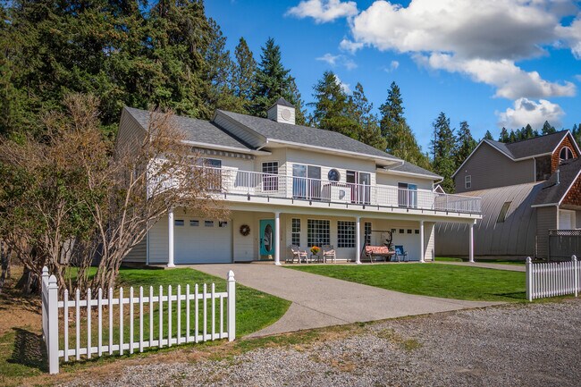 1356 S Silver Beach Rd in Coeur d'Alene, ID - Foto de edificio - Building Photo