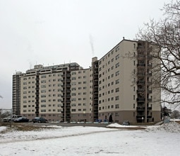 Mona Lisa Apartments in Oshawa, ON - Building Photo - Building Photo