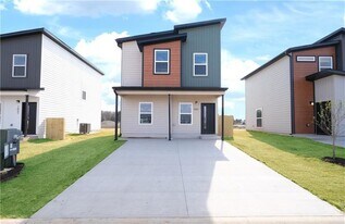 1041 Kentucky Ave in Bentonville, AR - Building Photo