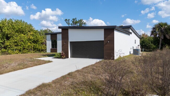 1804 Nimbus Dr in North Port, FL - Building Photo - Building Photo