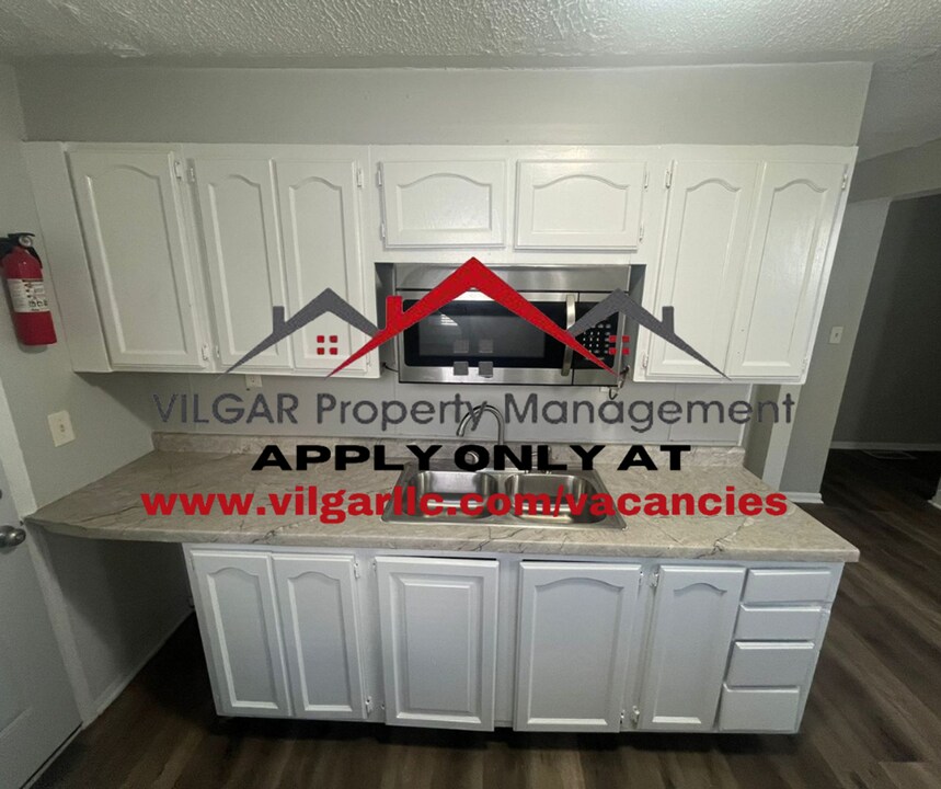 410 Lincolnway in La Porte, IN - Building Photo