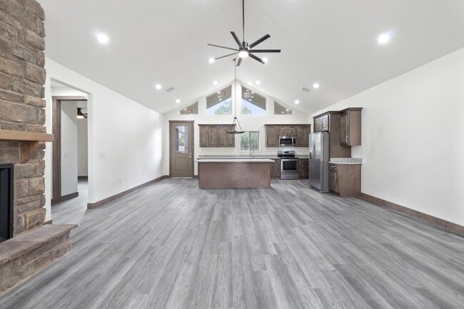 property at 140 N Retreat Dr