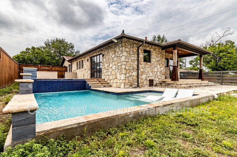 1398 Jackson St in New Braunfels, TX - Building Photo