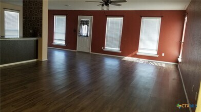 2401 Ranger Pass in Seguin, TX - Foto de edificio - Building Photo
