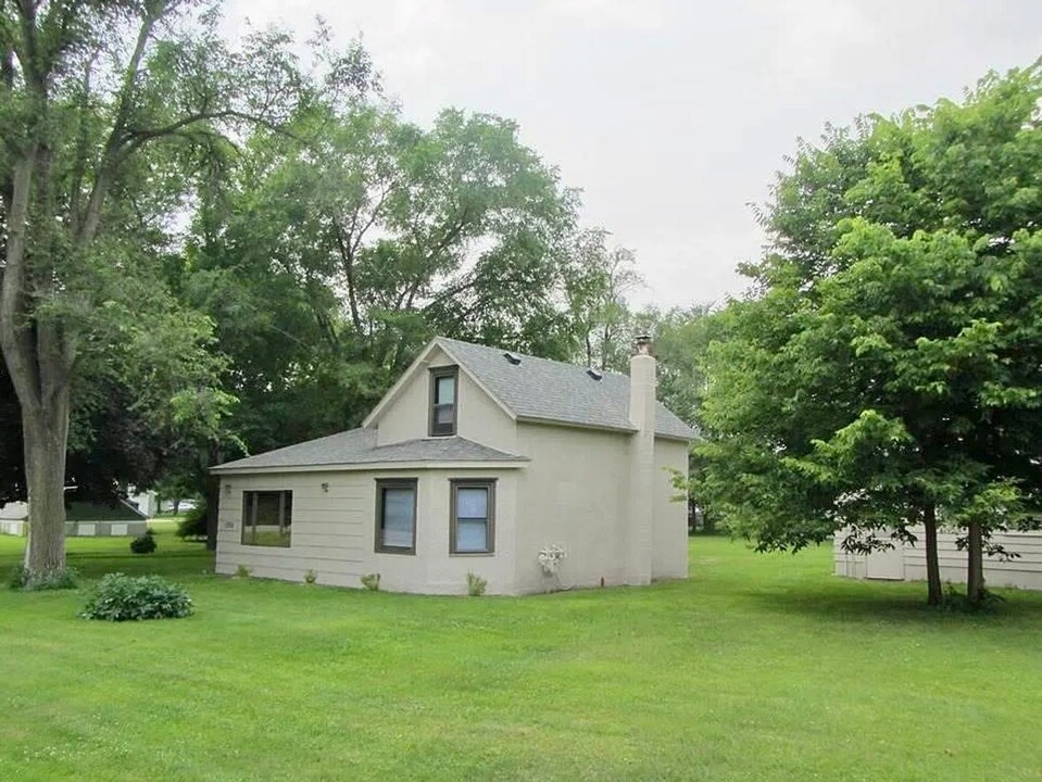 1310 N Minnesota Ave in St. Peter, MN - Building Photo