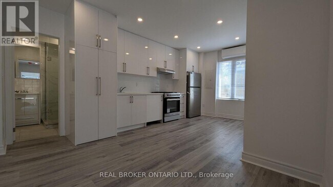 1150 Woodbine Ave in Toronto, ON - Building Photo - Building Photo