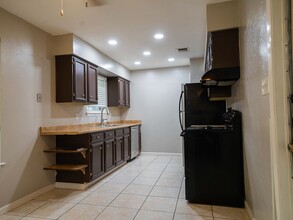9210 Cliff Way Street in San Antonio, TX - Foto de edificio - Building Photo