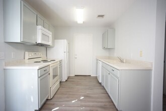 7117 Walkup Ln in Austin, TX - Foto de edificio - Building Photo