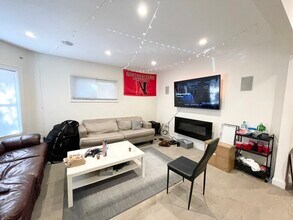 21 Iroquois St, Unit 1 in Boston, MA - Foto de edificio - Building Photo