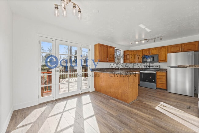 8537 S Ray Cir in Sandy, UT - Building Photo - Building Photo