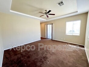 43341 Parkway Esplanade W in La Quinta, CA - Foto de edificio - Building Photo