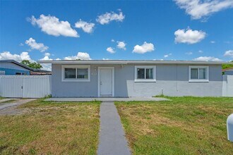 19400 SW 114th Ave in Miami, FL - Building Photo - Building Photo