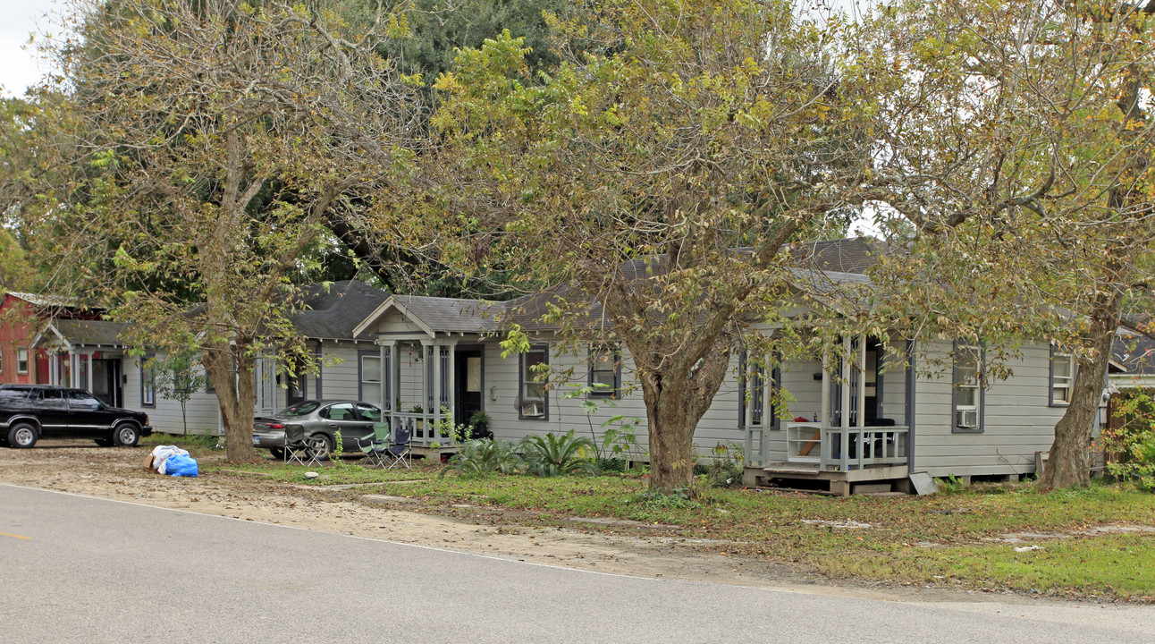 713-719 West Willis Rd in Alvin, TX - Building Photo