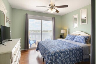 608 Carolina Beach Ave S in Carolina Beach, NC - Foto de edificio - Building Photo