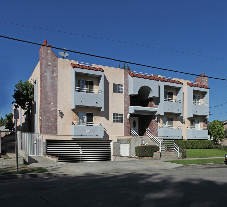 16047 Haynes St in Van Nuys, CA - Building Photo