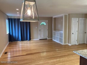 2043 Meadow Dr in Louisville, KY - Foto de edificio - Building Photo