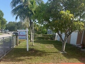 19920 SW 118th Pl in Miami, FL - Foto de edificio - Building Photo
