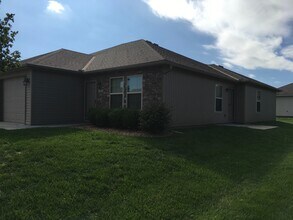 138 SW Rose Garden St in Blue Springs, MO - Building Photo - Building Photo