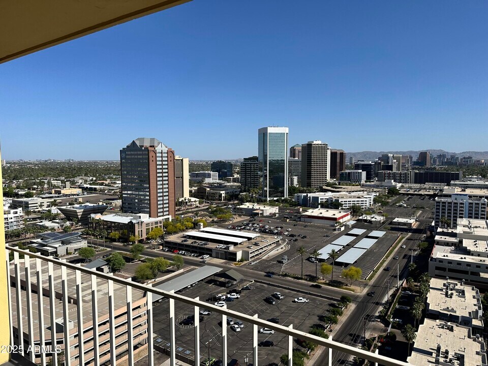 207 W Clarendon Ave in Phoenix, AZ - Building Photo