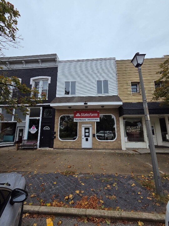 25 E Front St in El Paso, IL - Building Photo