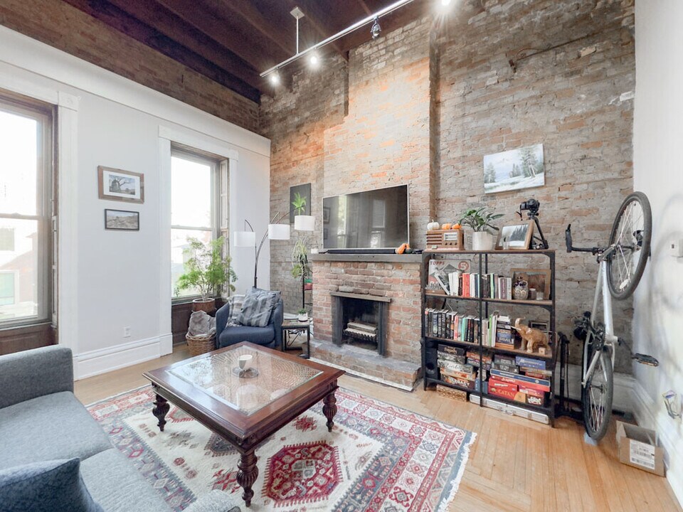 2136 N Clifton Ave, Unit J04P in Chicago, IL - Building Photo