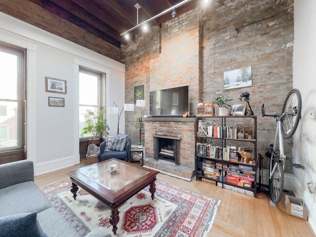 2136 N Clifton Ave, Unit J04P