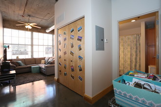 Spring Street Loft Apartments in St. Louis, MO - Foto de edificio - Interior Photo