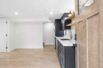 5703 Fenwick Dr in Alexandria, VA - Foto de edificio - Building Photo