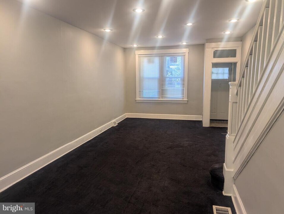 422 Viola St in Camden, NJ - Building Photo