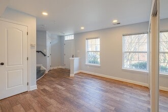 904 Crestfield Dr in Rockville, MD - Building Photo - Building Photo