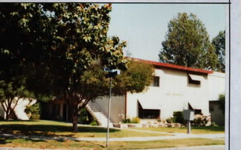 Princeton Apartments in Fullerton, CA - Foto de edificio - Building Photo