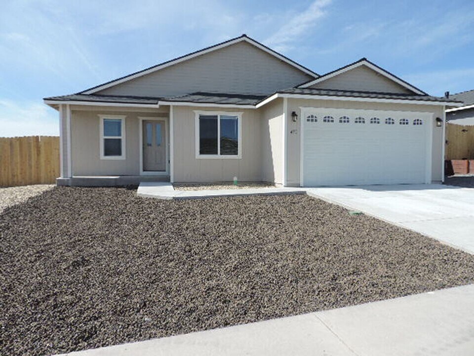 4555 Rutledge St in Fernley, NV - Building Photo