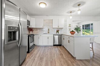 7370 Holiday Dr in Spring Hill, FL - Building Photo - Building Photo