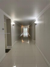 200 Lakeview Dr in Weston, FL - Building Photo - Building Photo