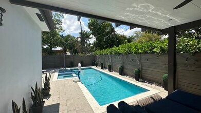 818 NE 3rd St in Hallandale Beach, FL - Building Photo - Building Photo