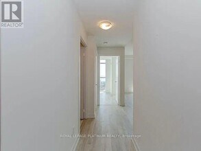 251-2251 Manitoba St in Toronto, ON - Building Photo - Building Photo
