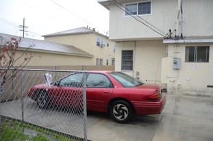 5626 Kester Ave in Sherman Oaks, CA - Foto de edificio - Building Photo