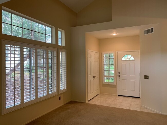 1040 Amberton Ln in Thousand Oaks, CA - Building Photo - Building Photo