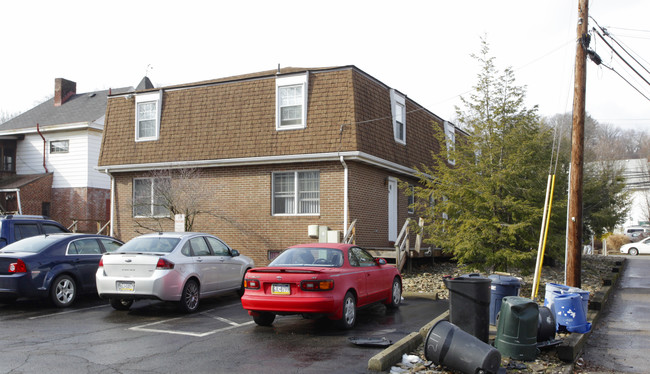 207 Washington Pike in Bridgeville, PA - Building Photo - Building Photo