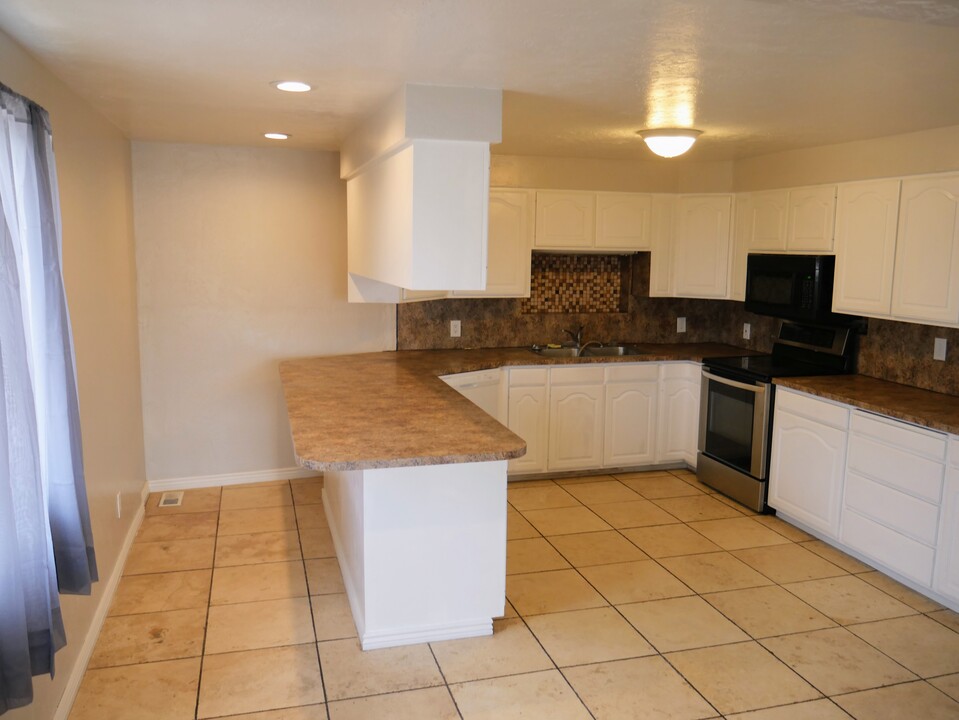 3761 w 7800 S, Unit Main in West Jordan, UT - Building Photo