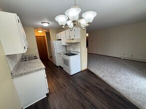 315 N 51st St in Grand Forks, ND - Building Photo - Building Photo