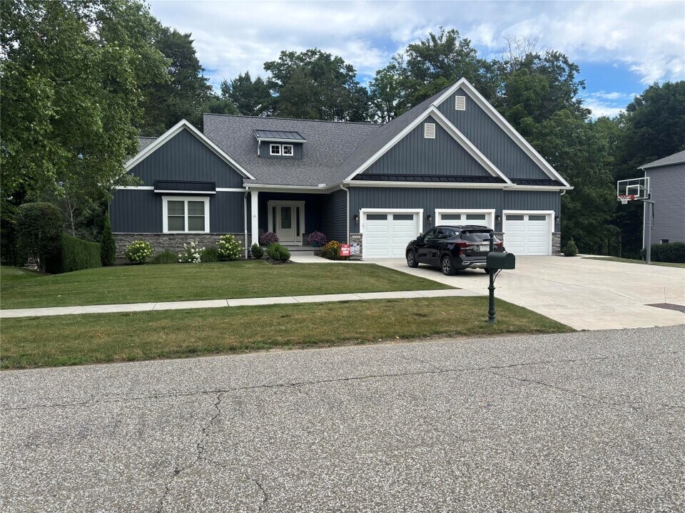 4326 Stone Creek Dr in Erie, PA - Building Photo