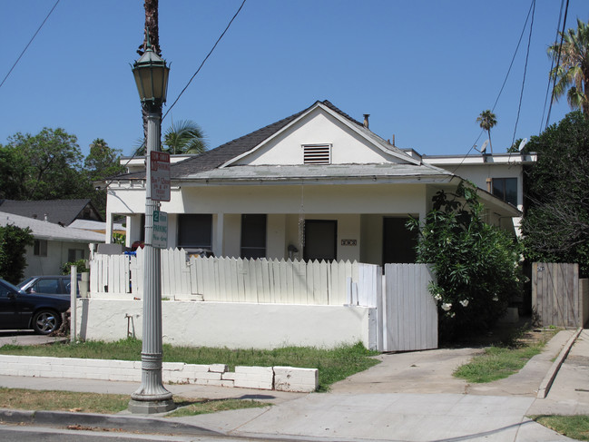 291-299 S Oak Knoll Ave in Pasadena, CA - Building Photo - Building Photo