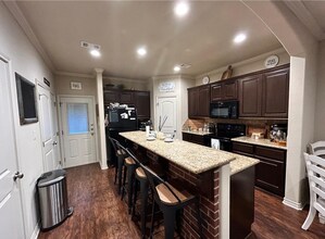 Spacious 2 Bed/2.5 Bath Condo in Prime Location! in College Station, TX - Foto de edificio - Building Photo